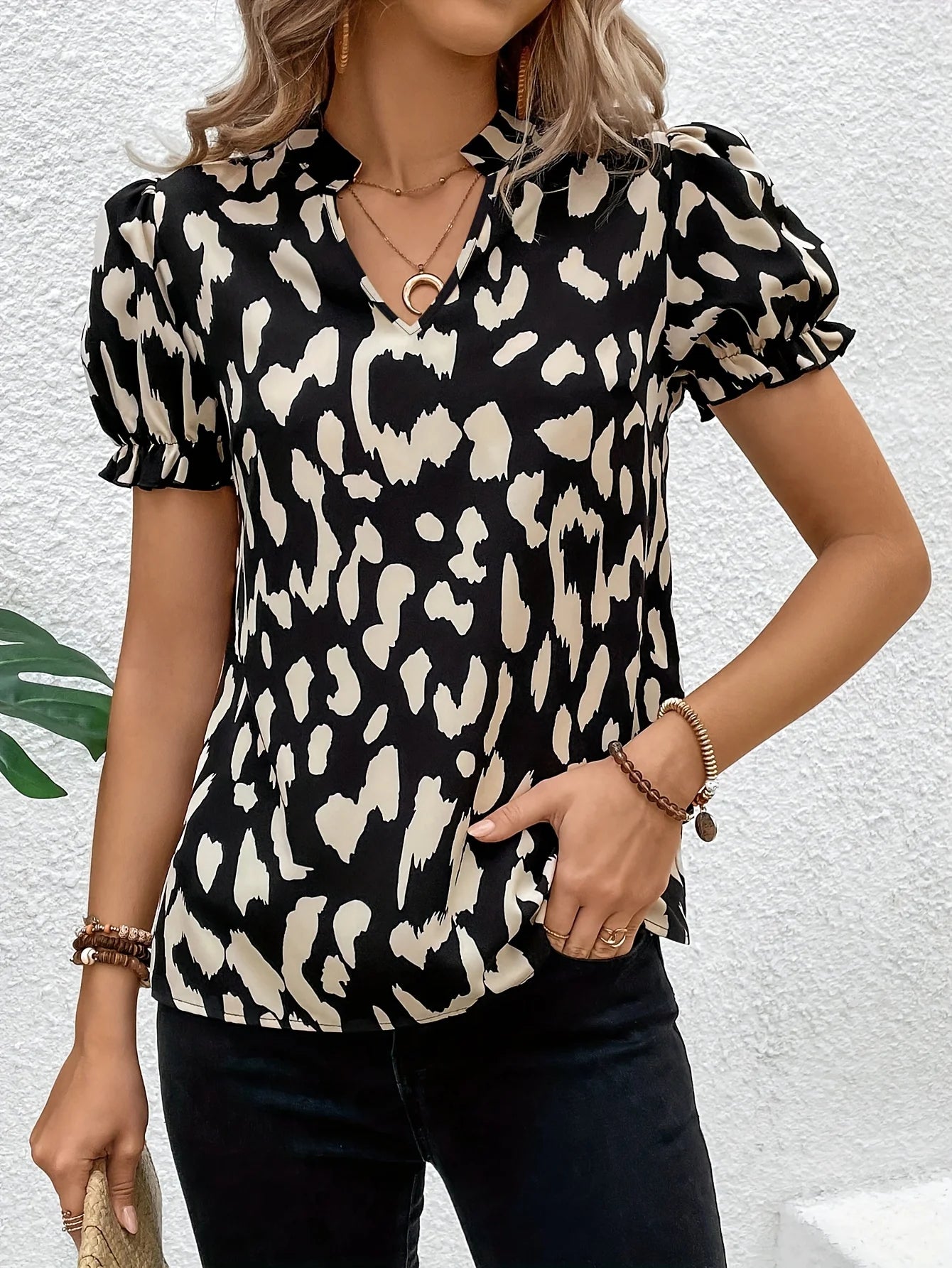 Directional pattern-making, new short-sleeved blouses, women's resort-style V-neck short-sleeved shirts, women's