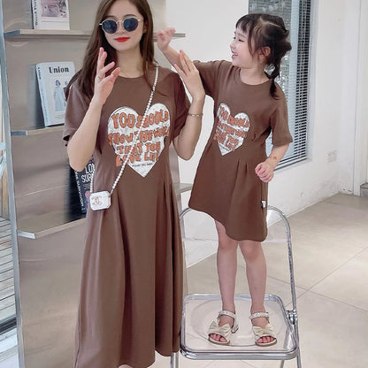 Family Clothing Summer Leisure Love Short Sleeved Dress Fashionable Brown Waist Collection Mother and Daughter Clothing